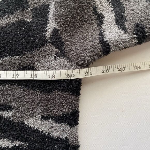 NWT Barefoot Dreams CozyChic Seaside Crewneck Carbon Camo Sweater Size Large - Picture 16 of 16